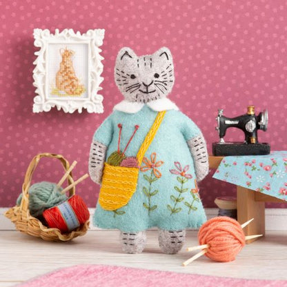 Corinne Lapierre Felt Craft Kit - Mrs Cat loves knitting